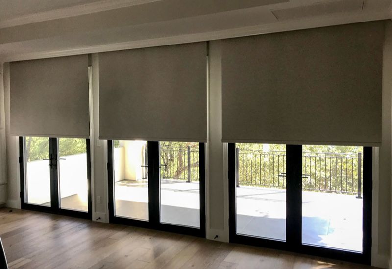 Are roller blinds better than curtains in strong sun